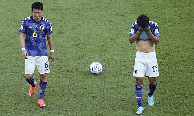 일본의 엔도 와타루(왼쪽)와 모리타 히데마사가 27일 코스타리카와 경기에서 0-1로 패한 뒤 허탈한 표정으로 경기장을 빠져나가고 있다. 알라이얀=AP연합뉴스