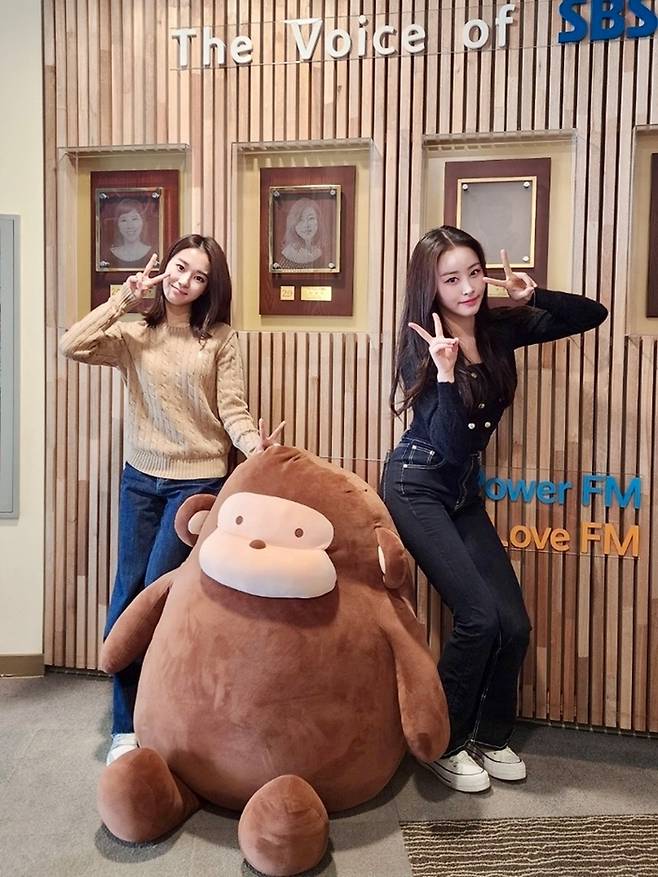 27일 SBS 파워FM ‘철파엠’에 출연한 퀸즈아이 해나(사진 왼쪽)와 나린.빅마운틴엔터테인먼트 제공.