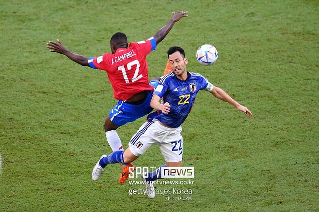 ▲ 코스타리카와 경기에서 수비하는 일본 대표팀의 주장 요시다 마야(앞)