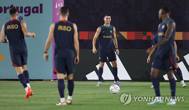 알샤하니야 훈련장의 포르투갈 호날두 (도하=연합뉴스) 임헌정 기자 = 2022 카타르 월드컵 한국의 조별리그 3차전 상대인 포르투갈 축구 대표팀의 크리스티아누 호날두가 26일 오후(한국시간) 카타르 도하 외곽의 알샤하니야 SC 훈련장에서 훈련하고 있다. 2022.11.26 kane@yna.co.kr