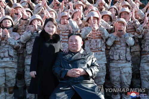 김정은, ICBM 공로자들과 기념사진…둘째딸 또 동행 (평양 조선중앙통신=연합뉴스) 북한 김정은 국무위원장이 지난 18일 있었던 대륙간탄도미사일(ICBM) '화성-17형' 발사에 참여했던 공로자들과 기념사진을 찍고 그들의 노력을 평가했다. 
 조선중앙통신은 27일 "경애하는 김정은 동지께서 신형대륙간탄도미사일 화성포-17형 시험발사 성공에 기여한 성원들과 함께 기념사진을 찍으시였다"고 보도했다.
 통신은 특히 이번 기념촬영에 "경애하는 총비서 동지께서 존귀하신 자제분과 함께 촬영장에 나왔다"고 밝혔다. 김 위원장은 지난 18일 ICBM 발사장에서 처음 공개했던 둘째 딸과 이번에도 손을 꼭 잡고 등장했다. 2022.11.27 
    [국내에서만 사용가능. 재배포 금지. For Use Only in the Republic of Korea. No Redistribution]