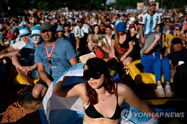 아르헨티나 팔레르모 공원에서 응원하는 시민들 (부에노스아이레스= AFP 연합뉴스) 부에노스아이레스 팔레르모 공원에서 더운 날씨에도 불구하고 많은 시민이 시청에서 준비한 대형 스크린을 보고 있다. 2022.11.26.