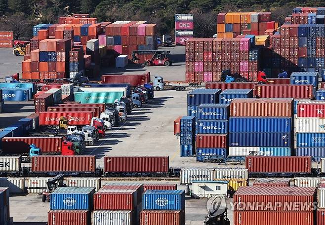 화물연대 파업 나흘째 (의왕=연합뉴스) 홍기원 기자 = 화물연대 총파업 나흘째인 27일 오전 경기도 의왕시 내륙컨테이너기지(ICD)에 화물차들이 주차돼 있다. 2022.11.27 xanadu@yna.co.kr