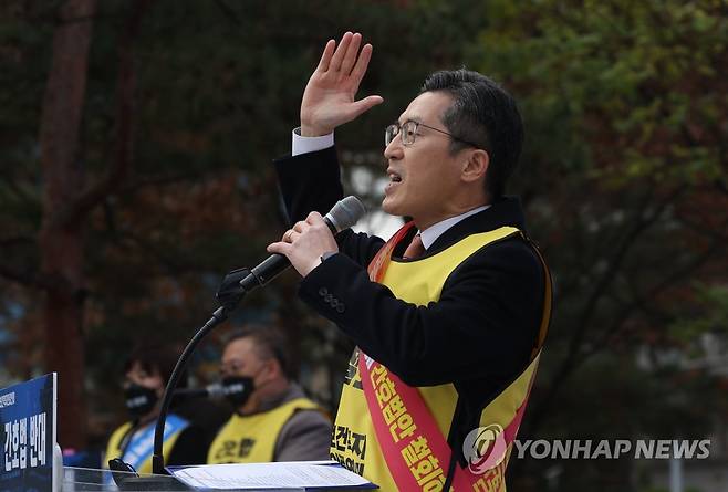 발언하는 이필수 대한의사협회장 (서울=연합뉴스) 신준희 기자 = 27일 국회 앞에서 대한의사협회를 비롯한 보건복지의료연대 소속 13개 단체가 연 '간호법 제정 저지를 위한 총궐기대회'에서 이필수 대한의사협회장이 발언을 하고 있다. 2022.11.27 hama@yna.co.kr