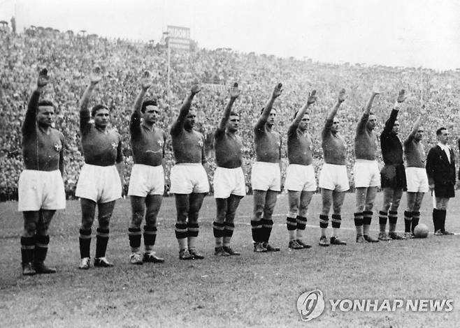 1938년 월드컵에서 '파시스트 경례'를 하는 이탈리아 선수들 [AP=연합뉴스 자료사진. 재판매 및 DB금지]