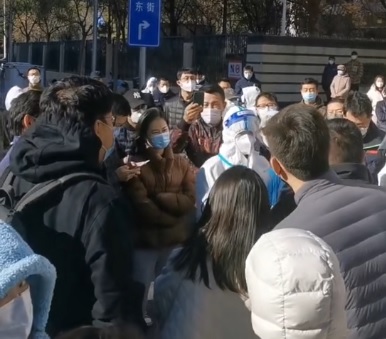 제로코로나 항의하는 베이징 시민들 지난 26일 중국 베이징 차오양구의 아파트 단지에서 봉쇄에 항의하는 시위가 벌어졌다. [중국 소셜미디어 캡처. 재판매 및 DB 금지]