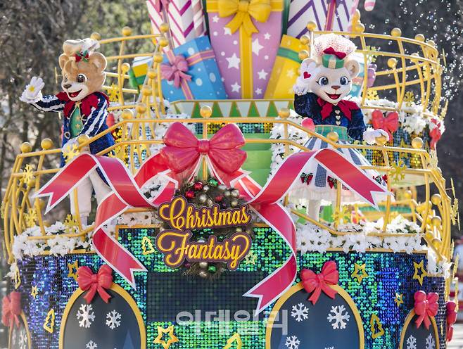 성탄절을 앞두고 산타, 루돌프와 함께 하는 ‘크리스마스 판타지’도 오는 12월 1일부터 내년 1월 1일까지 펼쳐진다. 신나는 캐럴에 맞춰 하얀 눈을 흩날리며 행진하는 ‘블링블링 X-mas 퍼레이드’는 매일 낮 1회씩 진행된다.