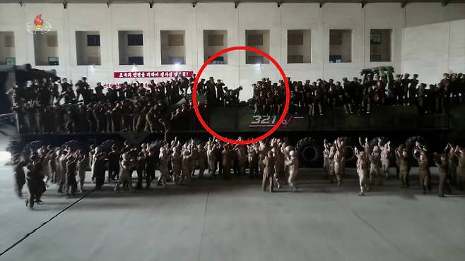 북한 조선중앙TV가 지난 19일 김정은 국무위원장이 화성-17형 시험 발사를 현지에서 지도했다며 보도한 영상에서 이동식발사차량(TEL) 위에 수십 명의 기념 촬영하던 북한 군인들 여러 명이 추락하는 장면이 포착됐다. (사진=조선중앙TV)