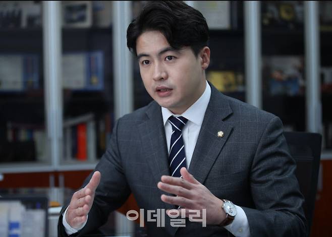 오영환 더불어민주당 의원이 서울 여의도 국회 의원회관에서 이데일리와 인터뷰를 하고 있다.(사진=노진환 기자)