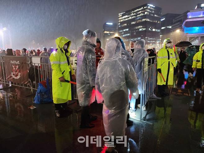 28일 서울 광화문광장에서 경찰이 동선이 엇갈리지 않도록 관람공간 입·출구를 따로 만들어 관리하고 있다.(사진=황병서 기자)