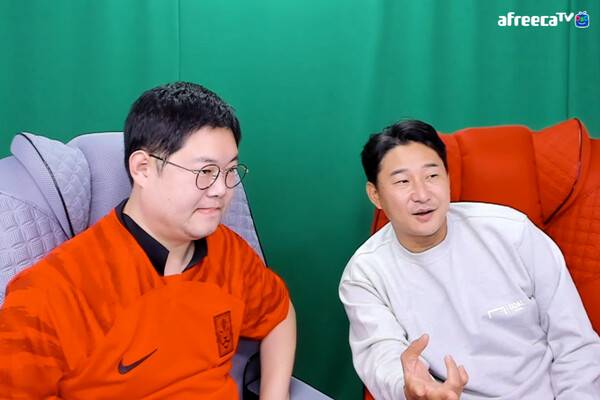 BJ 감스트가 전 국가대표 축구선수 이천수와 합동방송을 진행했다.