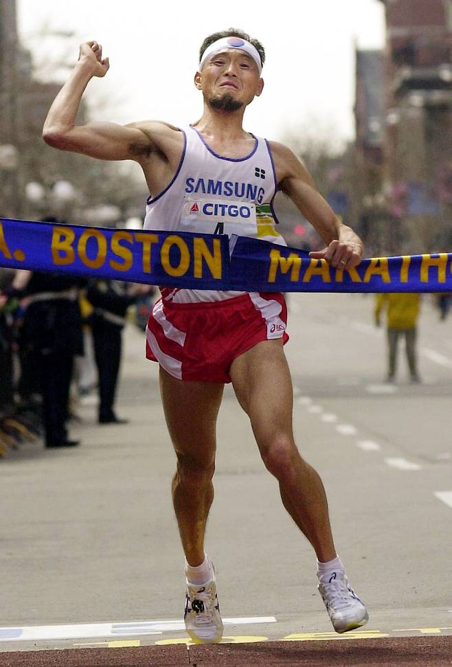 지난 2001년 보스턴 마라톤 대회에서 가장 먼저 결승선을 통과한 마라토너 이봉주, 대한체육회