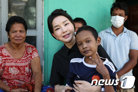 영부인 김건희 여사가 지난 12일 캄보디아 프놈펜 현지에서 선천성 심장질환을 앓고 있는 14세 로타 군의 집을 방문했다. [사진=뉴스1/대통령실]