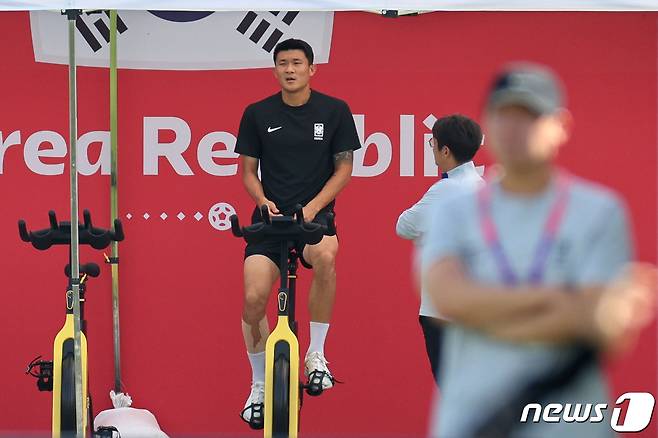 대한민국 축구대표팀 김민재가 27일 오전(현지시간) 카타르 도하 알에글라 트레이닝센터에서 사이클을 타고 있다. 2022.11.27/뉴스1 ⓒ News1 이광호 기자