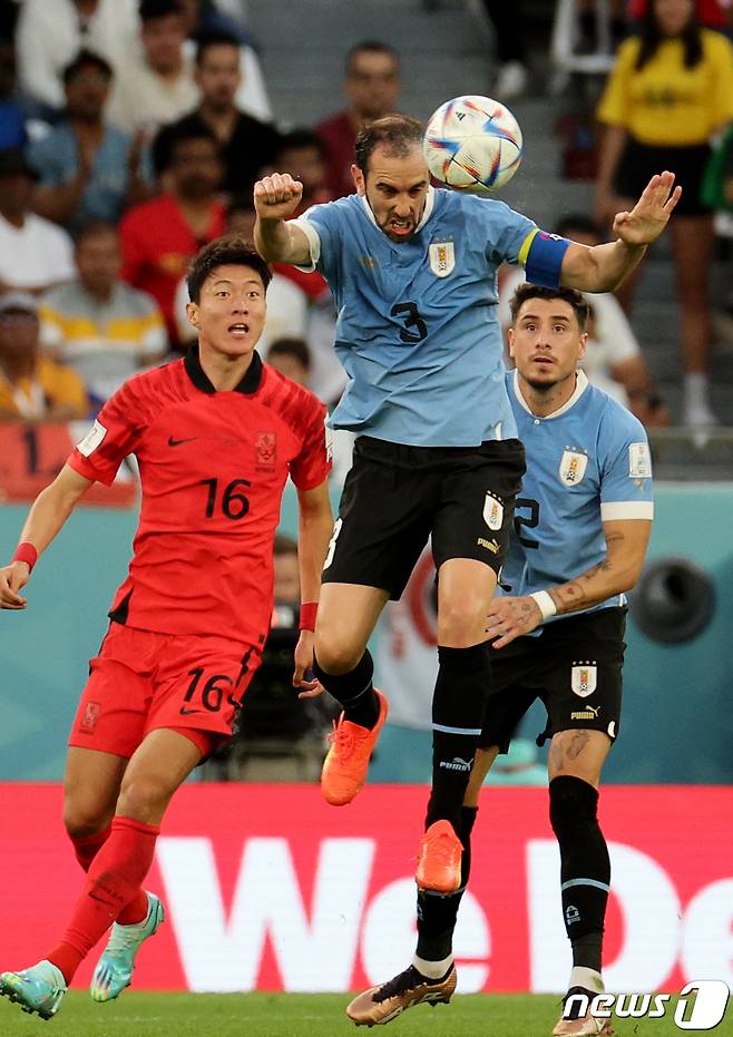 디에고 고딘이 24일 오후(현지시간) 카타르 알라이얀 에듀케이션 시티 스타디움에서 열린 2022 카타르 월드컵 조별리그 H조 1차전 대한민국과 우루과이의 경기에서 볼다툼을 하고 있다. 2022.11.24/뉴스1 ⓒ News1 이광호 기자