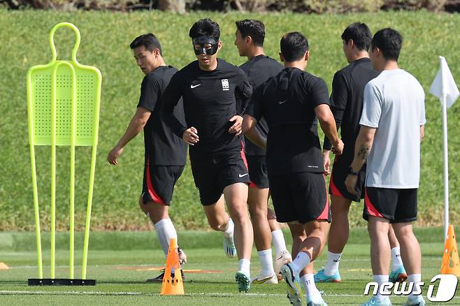 파울루 벤투 감독이 이끄는 대한민국 축구대표팀의 손흥민 등이 27일 오전(현지시간) 카타르 도하 알에글라 트레이닝센터에서 훈련을 하고 있다. 2022.11.27/뉴스1 ⓒ News1 이광호 기자