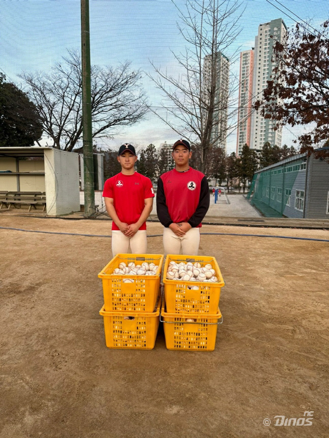 NC 드림볼을 기증 받은 마산용마고 선수들. 사진제공 | NC 다이노스