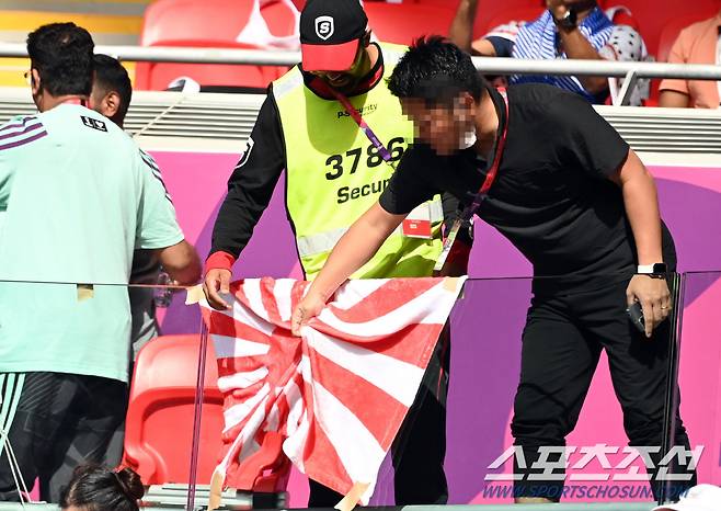 27일 오후 카타르 알라이얀의 아흐마드 빈 알리 스타디움에서 일본과 코스타리카의 경기가 열렸다. 욱일기 응원을 시도하고 있는 일본 축구팬들. 알라이얀(카타르)=송정헌 기자songs@sportschosun.com/2022.11.27/