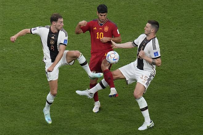 Spain's Marcos Asensio, centre, challenges for the ball with Germany's Leon Gorentzka, left, and Germany's Niklas Suele during the World Cup group E soccer match between Spain and Germany, at the Al Bayt Stadium in Al Khor, Qatar, Sunday, Nov. 27, 2022. (AP Photo/Ricardo Mazalan)







<저작권자(c) 연합뉴스, 무단 전재-재배포 금지>