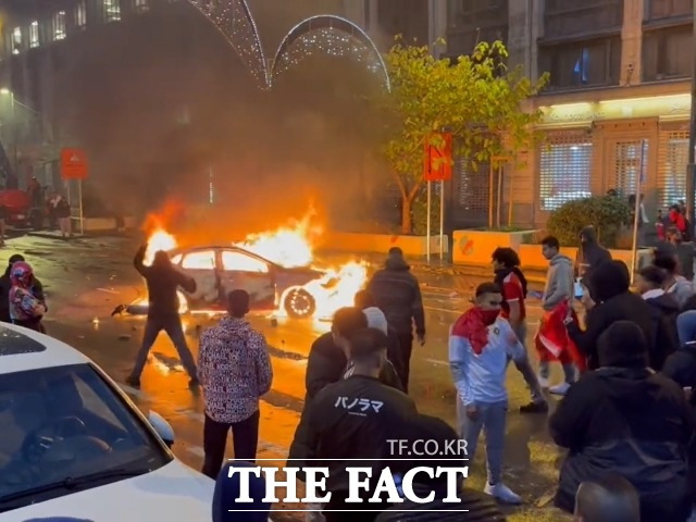 27일 모로코가 카타르 월드컵 조별리그에서 벨기에에 2-0으로 승리하자 브뤼셀로 뛰쳐나온 '벨기에 거주' 모로코 축구 팬들이 폭동을 일으켰다. /트위터 영상 갈무리