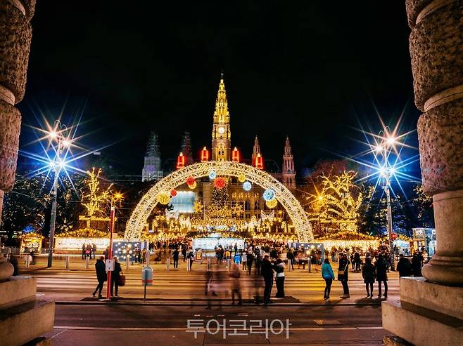 크리스마스 시즌 비엔나 시청사 광장 전경 ©WienTourismusJulius_Hirtzberger