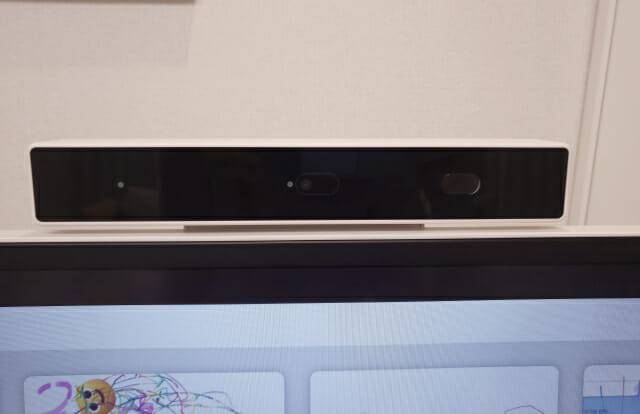 원퀵의 윗부분에는 화상회의를 위한 카메라와 온도감지센서, 자동밝기 조절센서가 탑재돼 있다. (사진=지디넷코리아)