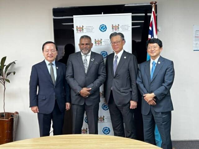 왼쪽부터 박학규 삼성전자 사장, 파이야즈 시딕 코야 피지 통상 장관, 조대식 SK수펙스추구협의회 의장, 박영규 주피지 대사 (사진=SK)