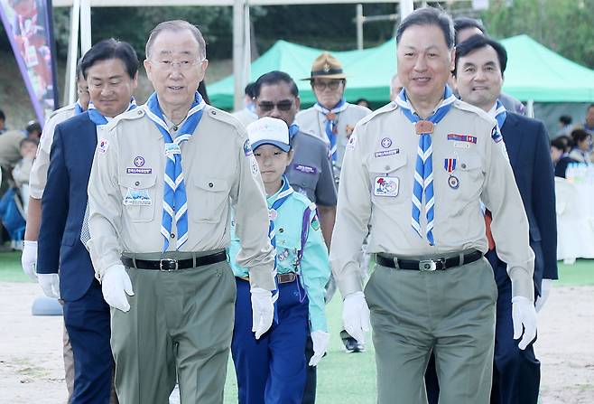 지난 10월 5일 경기도 고양시 덕양구 한국스카우트연맹 중앙훈련원에서 열린 '한국스카우트운동 100주년 창립기념식'에서 강태선 총재, 반기문 명예총재가 스카우트 100년의 길 제막식에 참석하고 있다. /연합뉴스