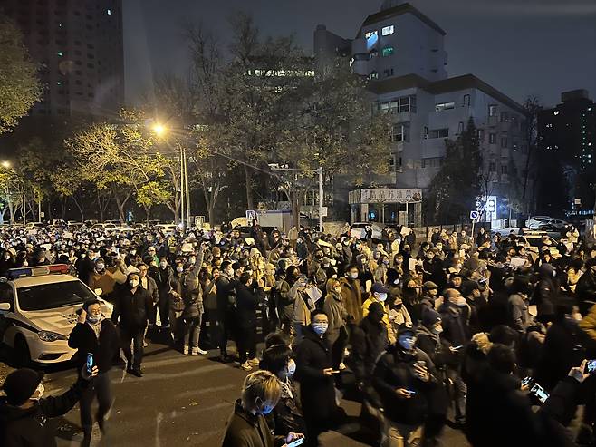27일 저녁 9시 30분에 시작된 베이징의 반(反) 봉쇄 시위가 이튿날 새벽까지 이어지고 있다. 한때 참여 인원이 700명을 넘은 것으로 추산된다./베이징=이벌찬 특파원
