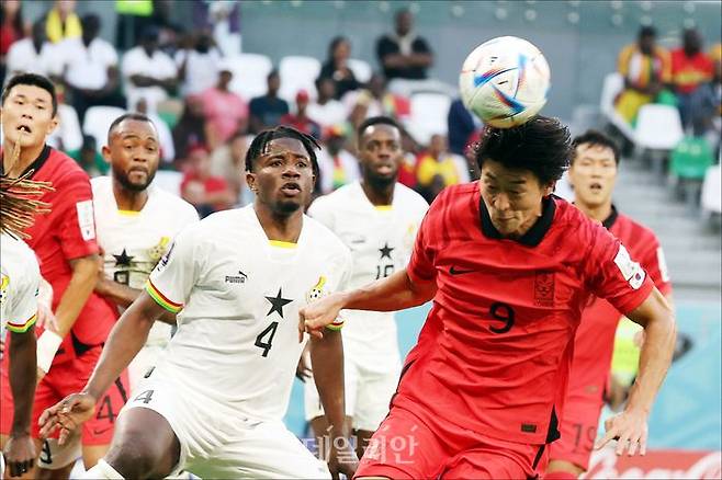 대한민국 축구대표팀 조규성이 28일 오후(현지시간) 카타르 알라이얀 에듀케이션 시티 스타디움에서 열린 2022 카타르 월드컵 조별리그 H조 대한민국과 가나의 경기에서 헤딩슛을 하고 있다. ⓒ데일리안  홍금표 기자