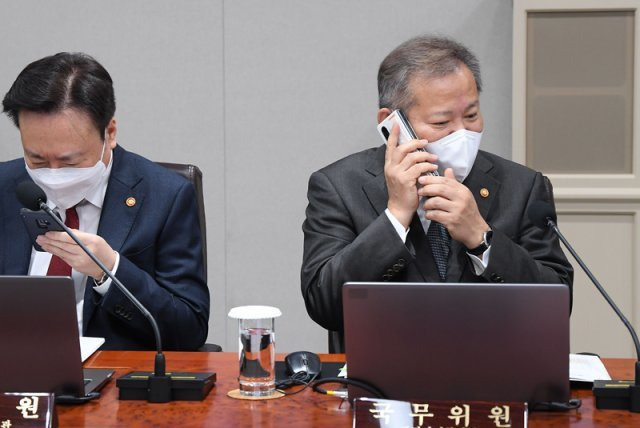 이상민 행정안전부장관이 22일 서울 용산 대통령실청사에서 열린 국무회의에 앞서 전화통화를 하고 있다. 2022.11.22 대통령실사진기자단