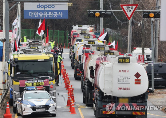 화물연대 총파업 닷새째인 28일 오후 경기도 성남시 분당구 대한송유관공사 서울지사 앞 도로에 파업에 참여하며 멈춰 선 유조차 옆으로 유조차가 오가고 있다. 연합뉴스