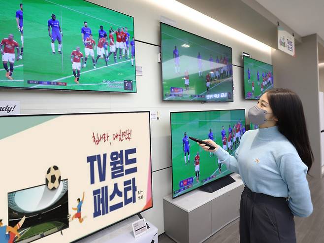 롯데하이마트 대치점을 찾은 소비자가 TV 행사 상품을 살펴보고 있다.