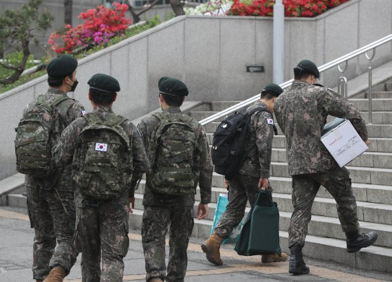 서울역을 이용하는 군 장병들의 모습. 위 사진은 기사와 직접적인 관련이 없습니다. 2022.4.25/뉴스1 ⓒ News1 신웅수 기자 /사진=뉴스1