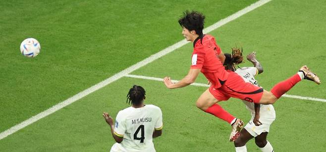경기는 원점, 동점골 조규성 (알라이얀=연합뉴스) 김주성 기자 = 28일 오후(현지시간) 카타르 알라이얀의 에듀케이션 시티 스타디움에서 열린 2022 카타르 월드컵 조별리그 H조 2차전 대한민국과 가나의 경기. 후반 한국 조규성이 동점 헤더골을 넣고 있다. 2022.11.28 utzza@yna.co.kr (끝)
