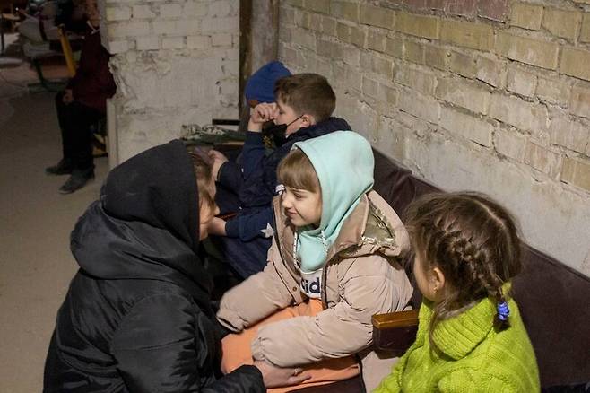 러시아군이 2월말 키이우로의 진격을 시도하며 수도권 일대는 한달 넘게 점 령당했다. 민간인만 1300명 넘게 숨진 부차로부터 10㎞ 거리의 이웃 마을 학교(네미샤이우 2번)에선 50여명의 아이들을 포함, 500명가량이 지하실에 숨어 목숨을 구했다. 실내는 10도 안팎에 불과했다. 학교장 제공