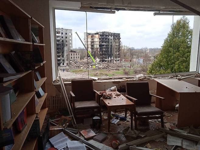 지난 2월말 러시아군의 폭격으로 사실상 전파된 보르댠카 도서관(보르댠카 시청사 3층)의 모습. 6~10살 회원만 1만명이다. 보르댠카 도서관 제공
