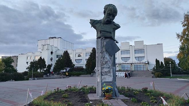보로단캬 도서관 앞 광장을 1990년대부터 지켜왔던 셰우첸코 동상. 2월말 러시아군에 의해 부서진 뒤 <한겨레>가 방문한 10월 현재까지 복구되지 못하고 있다. 임인택 기자