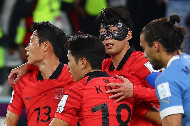 손흥민이 24일 오후(현지시간) 카타르 알라이얀의 에듀케이션 시티 스타디움에서 열린 우루과이와의 2022 카타르 월드컵 조별리그 H조 1차전을 무승부로 마친 뒤 이강인 등 동료들과 포옹하고 있다. 알라이얀/김혜윤 기자 unique@hani.co.kr