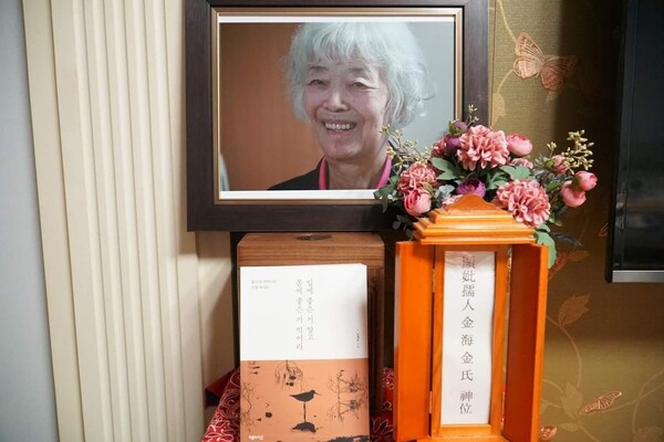 강제윤 소장이 통영의 자택에 모신 어머니 영전에 새 책을 올려 놓았다. 섬연구소 제공