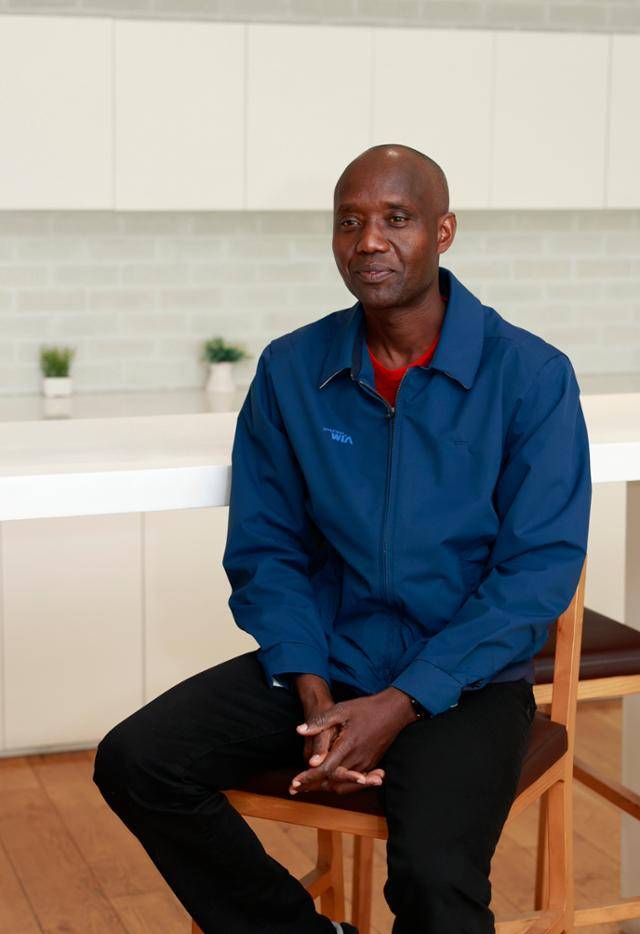 김창원씨가 22일 경남 창원시 현대위아 본사에서 포즈를 취하고 있다. 현대위아 제공