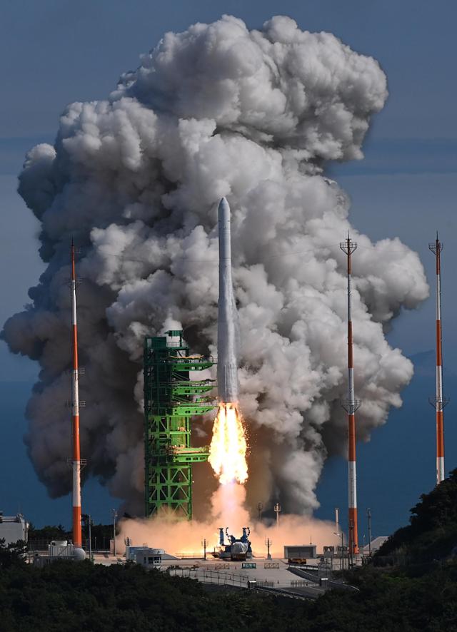순수 국내 기술로 설계 및 제작된 한국형 발사체 누리호(KSLV-Ⅱ)가 6월 21일 전남 고흥군 나로우주센터 발사대에서 화염을 내뿜으며 우주로 날아오르고 있다. 뉴시스