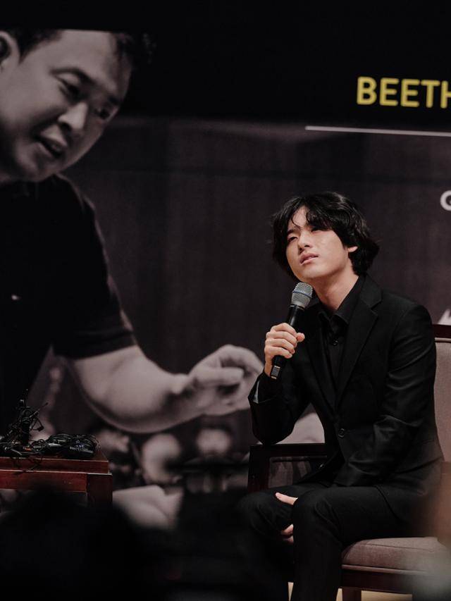 임윤찬이 28일 서울 서대문구 금호아트홀 연세에서 열린 기자간담회에서 기자들의 질문에 답하고 있다. 유니버설뮤직 제공