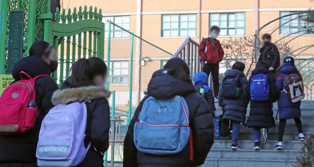 지난 2월 서울의 한 초등학교에서 학생들이 등교를 하고 있다. 뉴스1