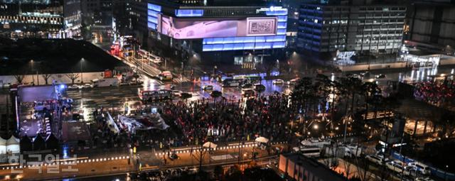 카타르 월드컵 H조 조별리그 2차전 대한민국 대 가나 경기가 열린 28일 우천에도 불구하고 서울 종로구 광화문광장에 모인 시민들이 거리 응원을 하고 있다. 이한호 기자