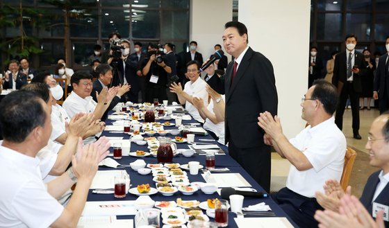 윤석열 대통령이 8월 25일 충남 천안 재능교육연구원에서 열린 국민의힘 국회의원 연찬회에 참석해 발언하는 모습. 대통령실사진기자단