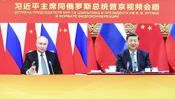 시진핑(習近平) 중국 국가주석과 블라디미르 푸틴 러시아 대통령이 2021년 12월 15일 화상을 통해 정상회담을 하고 있다. AP=연합뉴스