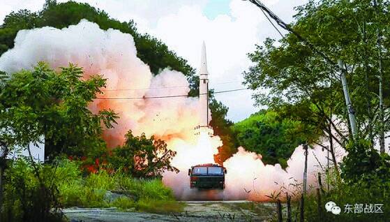 중국 인민해방군 동부전구 로켓군 부대가 4일 미사일을 발사하고 있다. 사진 중국 동부전구 위챗 계정 캡처