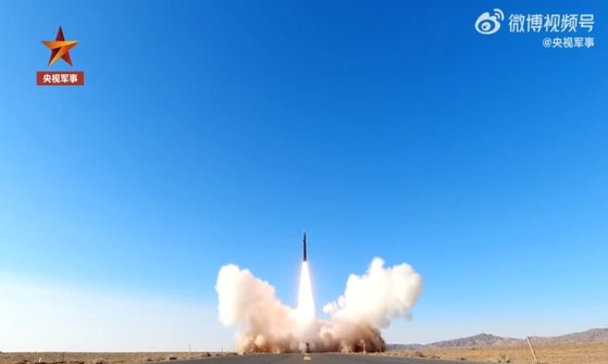 극초음속미사일인 둥펑(東風·DF)-17 추정 미사일 발사 장면. [CC-TV 화면 캡처]