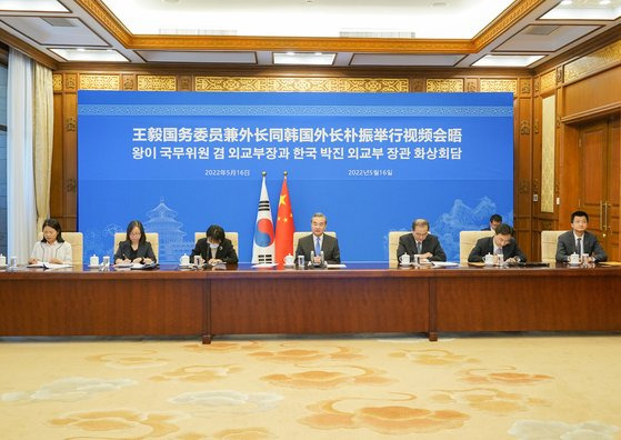 16일 왕이 중국 국무위원 겸 외교부장이 박진 외교부장과 첫 화상 상견례를 갖고 있다. 이날 회담은 조 바이든 미국 대통령의 한국 방문을 나흘 앞두고 개최됐다. [신화=연합뉴스]